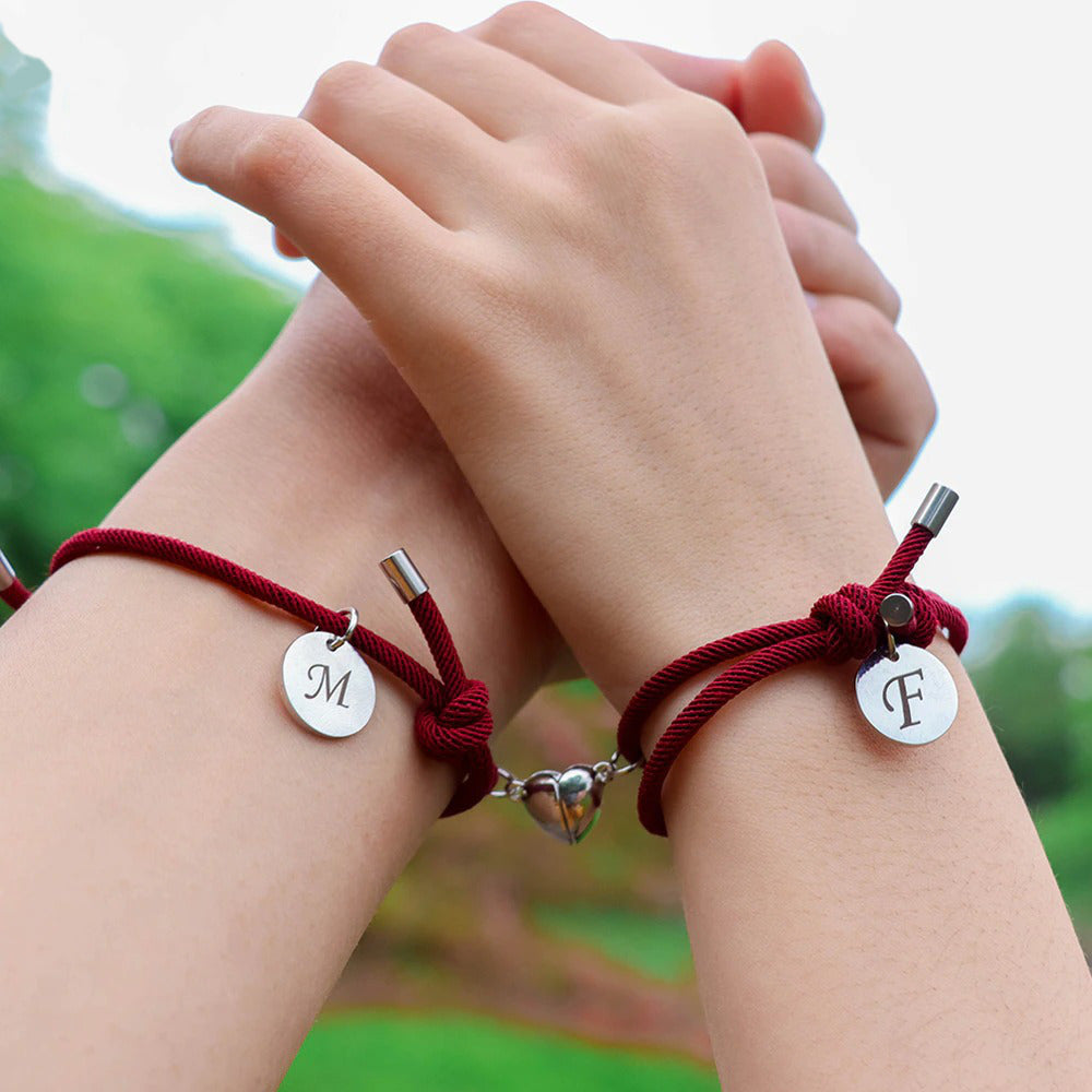 Braccialetti con lettere d'amore incise – FabuLove