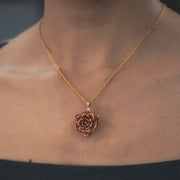 Collana con pendente di rosa reale