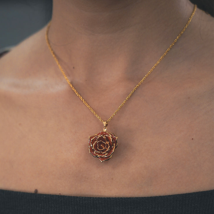 Collier avec pendentif en véritable rose